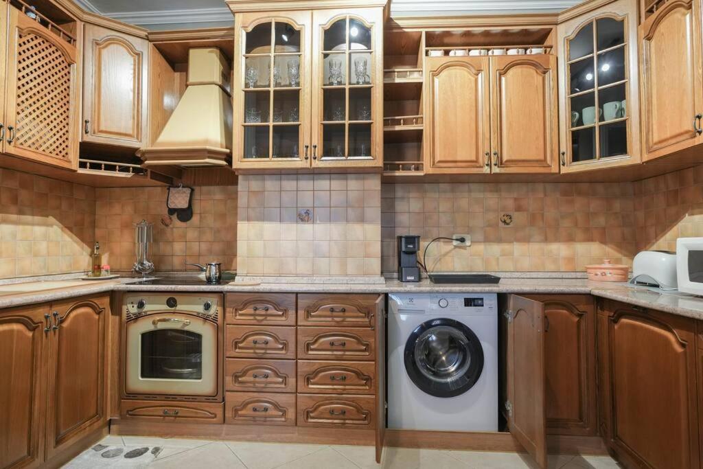 Staycation, City Center Apartment With Balcony Tirana Bagian luar foto