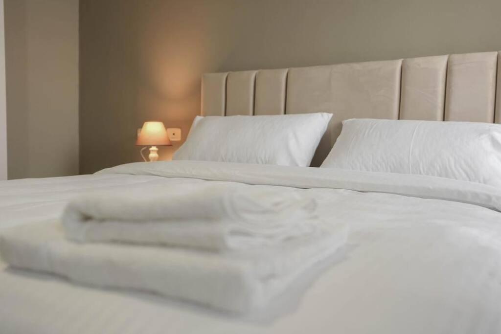 Staycation, City Center Apartment With Balcony Tirana Bagian luar foto
