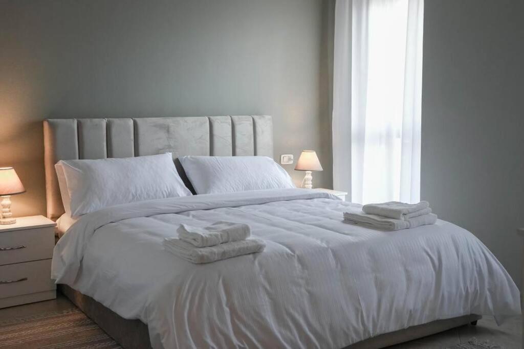 Staycation, City Center Apartment With Balcony Tirana Bagian luar foto